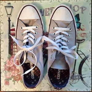 Grey converses
